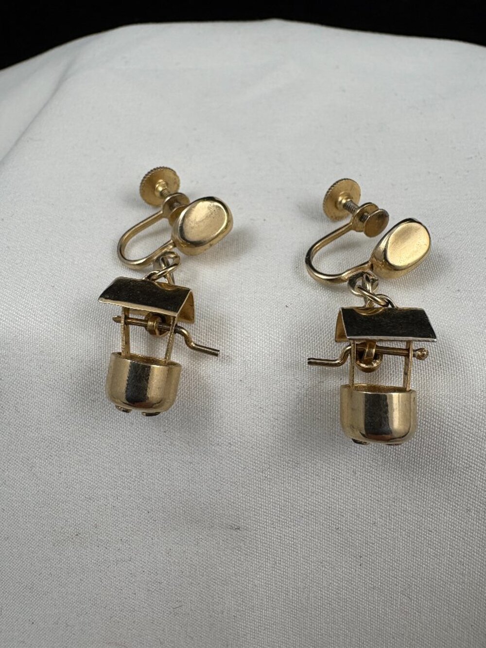 VTG Jewelry Screw Back Earrings Signed Caro "Wishing Wells" Gold tone